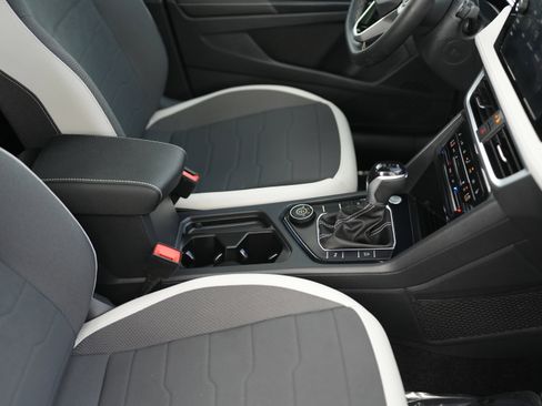 Used 2025 Volkswagen Taos SE w/ Panoramic Sunroof Package image 18