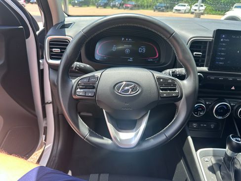 Used 2025 Hyundai Venue SEL FWD image 19