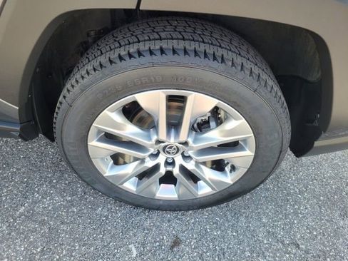 Used 2020 Toyota RAV4 XLE Premium FWD image 8