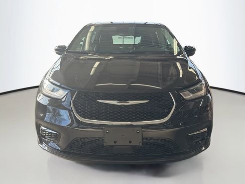 Used 2023 Chrysler Pacifica Touring-L image 2