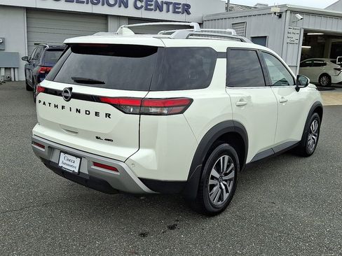Used 2023 Nissan Pathfinder SL w/ Black Appearance Package image 9