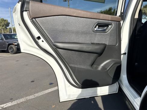 Used 2023 Nissan Rogue SV image 27