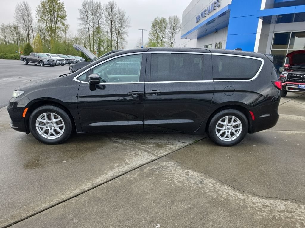 Used 2024 Chrysler Pacifica Touring-L FWD image 2