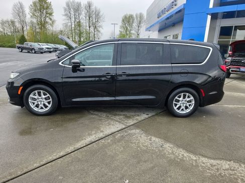 Used 2024 Chrysler Pacifica Touring-L FWD image 2