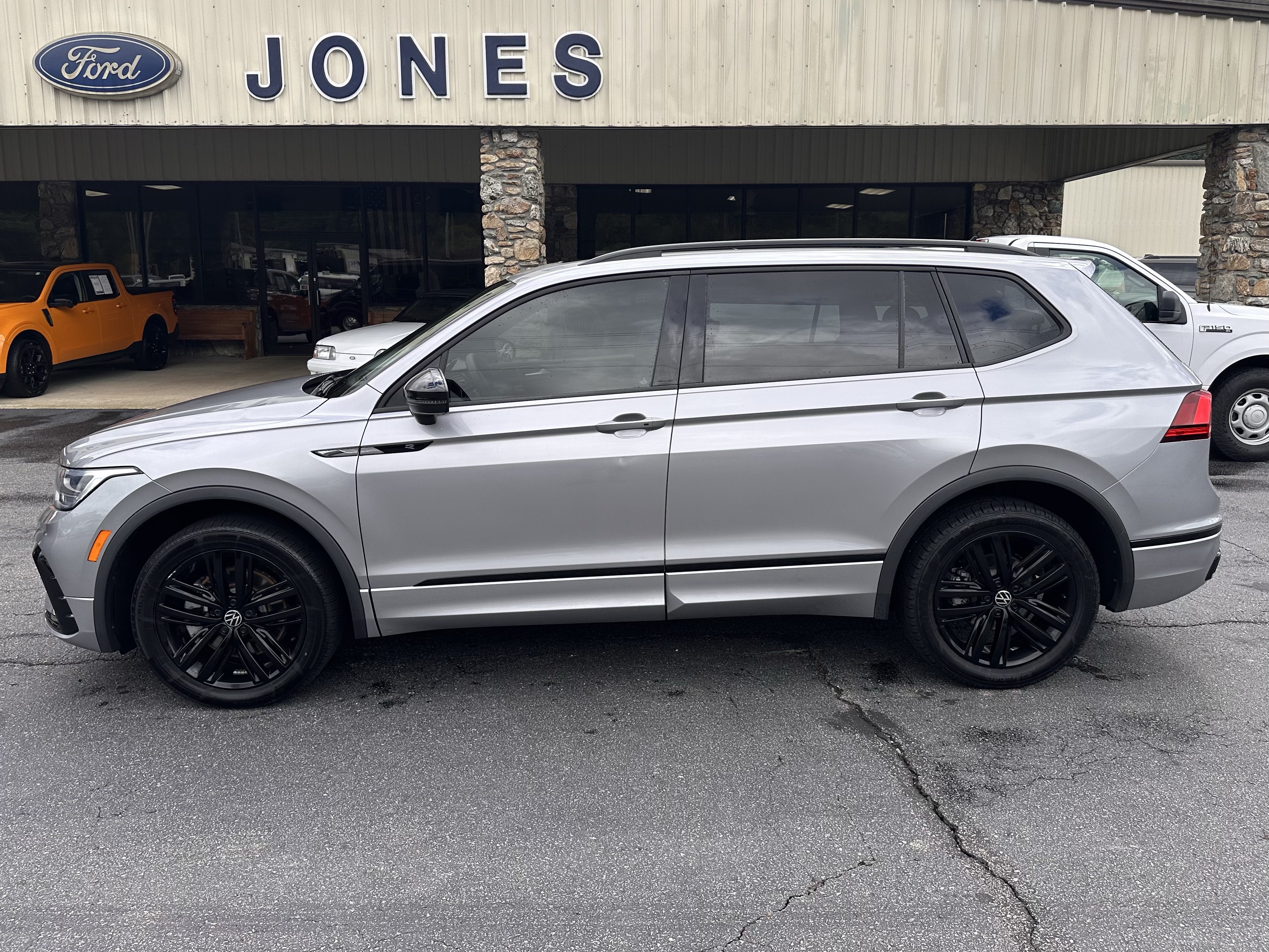 Used 2022 Volkswagen Tiguan SE R-Line FWD image 1