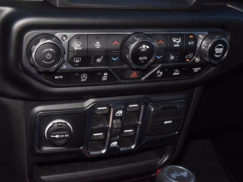 Used 2022 Jeep Wrangler Unlimited Sahara image 29