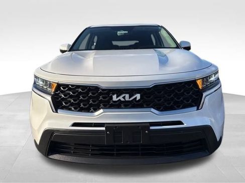 Used 2023 Kia Sorento LX image 4