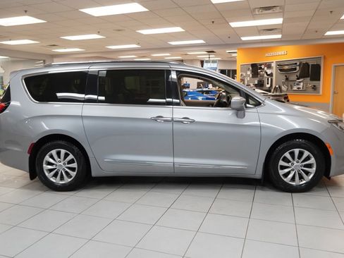 Used 2018 Chrysler Pacifica Touring-L image 12