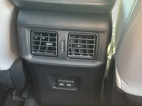 Used 2022 Toyota RAV4 XLE AWD/4WD image 38