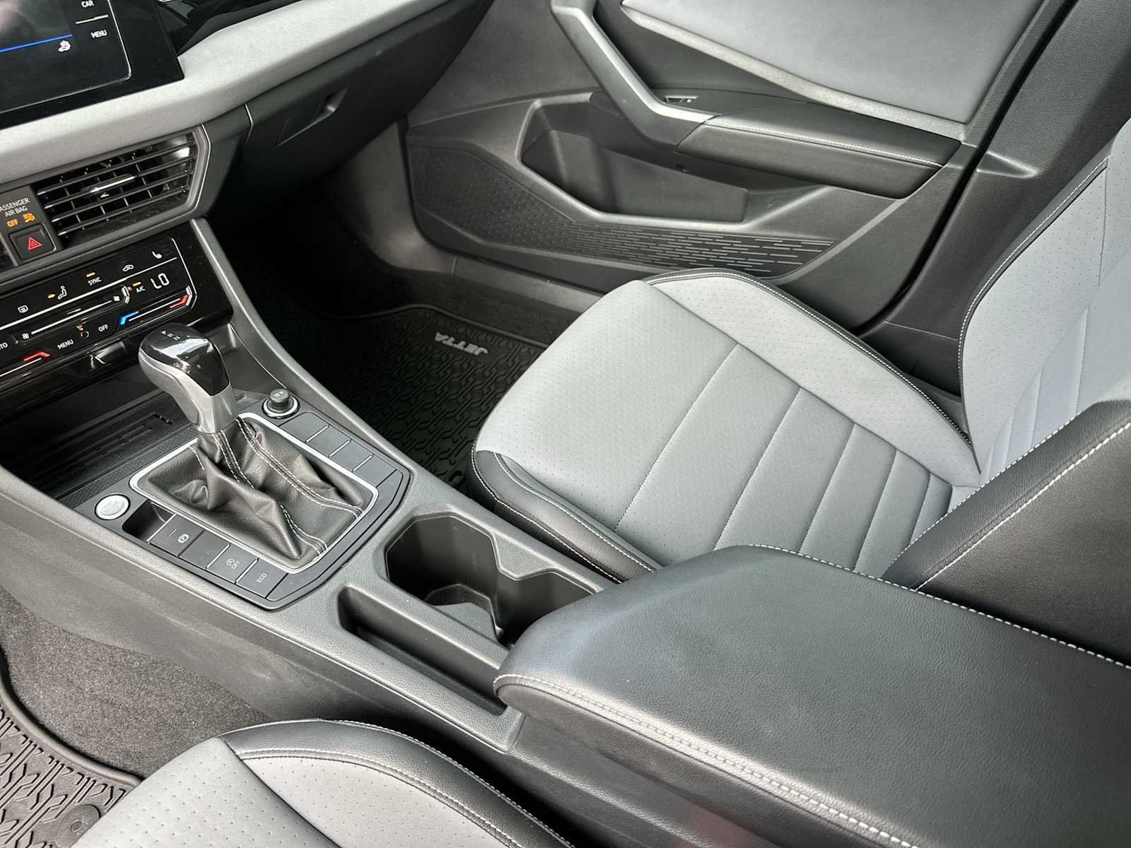 Used 2025 Volkswagen Jetta SE FWD image 21