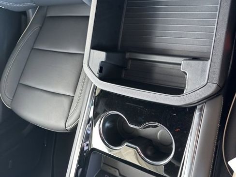 New 2025 Chevrolet Suburban Premier image 22