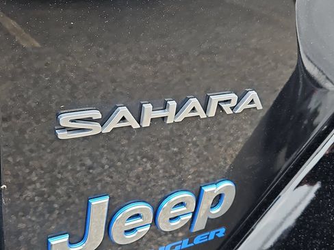 Used 2023 Jeep Wrangler Unlimited Sahara w/ Cold Weather Group AWD/4WD image 13