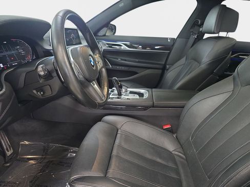 Used 2022 BMW 740i w/ M Sport Package image 17