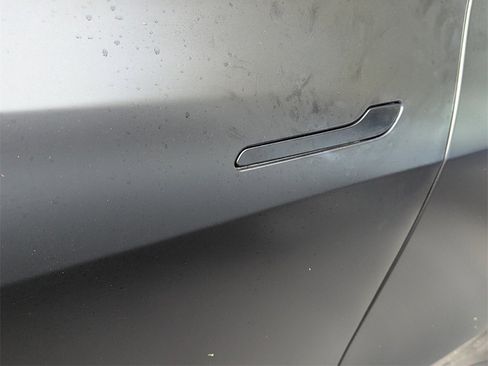 Used 2022 Tesla Model Y Long Range image 8