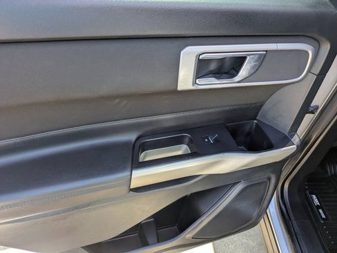 Used 2020 Ford Explorer XLT RWD image 8