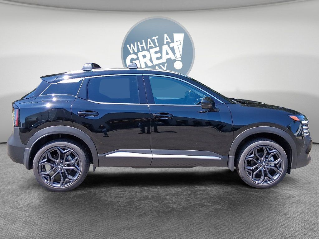 Used 2026 Nissan Kicks SR w/ SR Premium Package AWD/4WD image 2