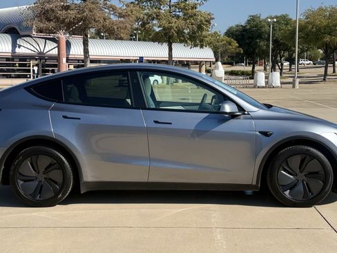 Used 2026 Tesla Model Y AWD image 11