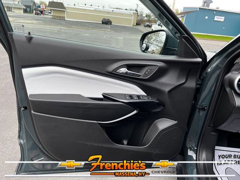 Used 2025 Chevrolet Trax LT w/ LT Convenience Package FWD image 9