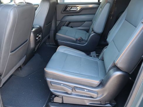 Used 2025 GMC Yukon XL AT4 AWD/4WD image 5