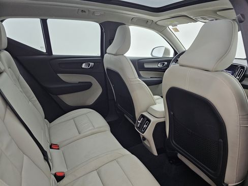 Used 2023 Volvo XC40 B5 Plus image 25