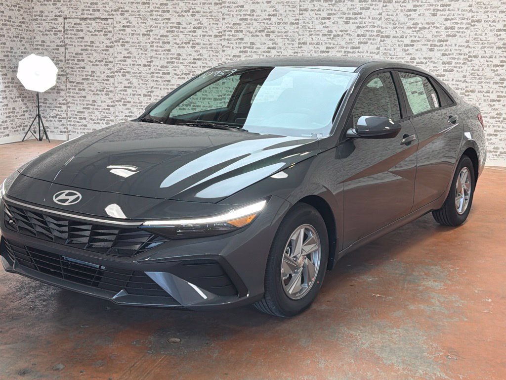 New 2026 Hyundai Elantra SE FWD image 3