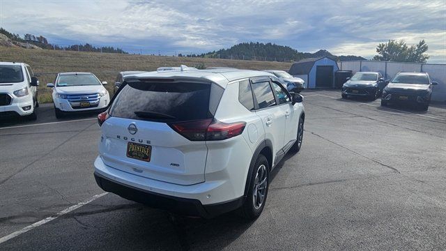 Used 2025 Nissan Rogue SV AWD/4WD image 5