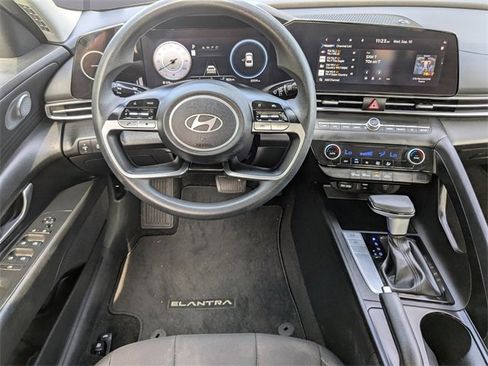 Used 2024 Hyundai Elantra SEL image 17
