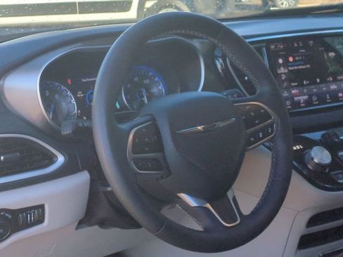 Used 2023 Chrysler Pacifica Touring-L image 32