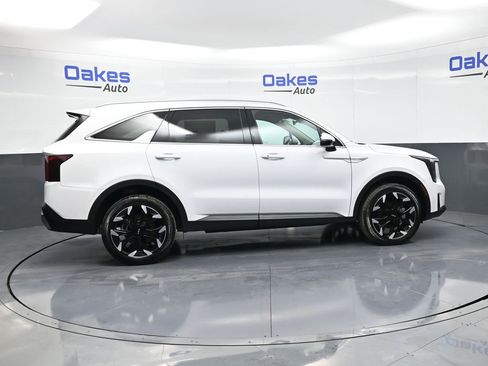 Certified 2025 Kia Sorento EX w/ Panoramic Sunroof Package image 9