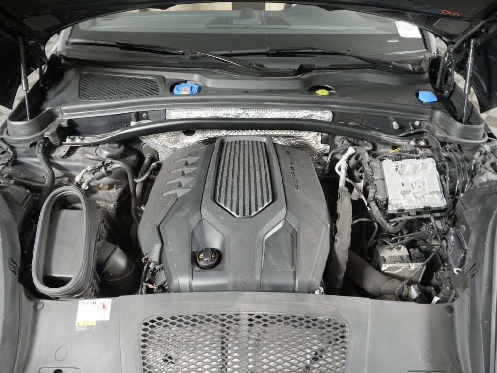 Certified 2023 Porsche Macan Turbo AWD/4WD image 44