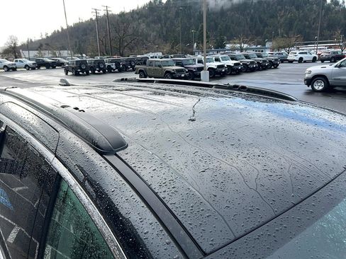 Used 2022 Chrysler Pacifica Touring-L image 13