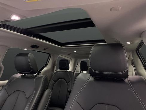 Certified 2024 Chrysler Pacifica Touring-L image 7