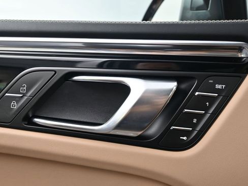 Certified 2026 Porsche Macan AWD/4WD image 18