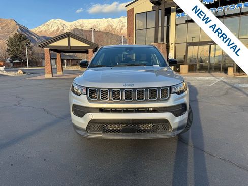 Used 2025 Jeep Compass Sport image 2