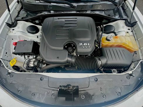 Used 2019 Dodge Charger SXT w/ Leather Interior Group image 17