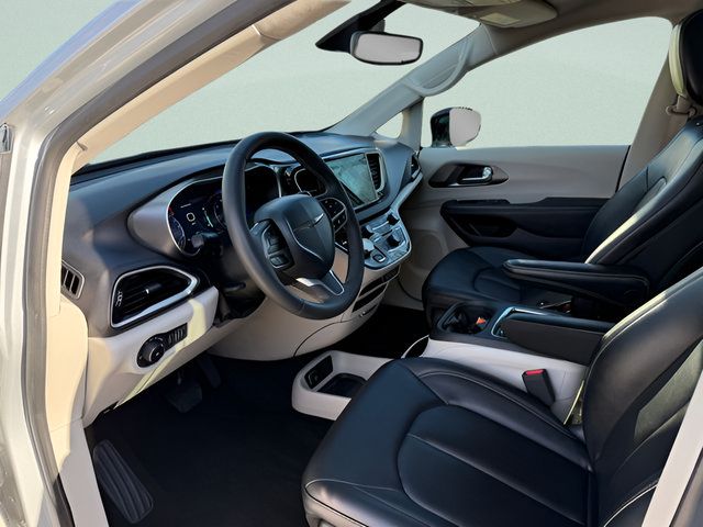 Used 2024 Chrysler Pacifica Touring-L FWD image 4