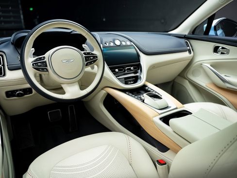 Used 2023 Aston Martin DBX image 2