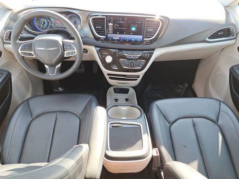 Used 2024 Chrysler Pacifica Touring-L image 9