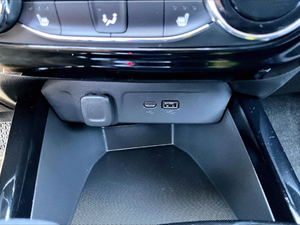 Used 2025 Chevrolet Trax LT FWD image 19