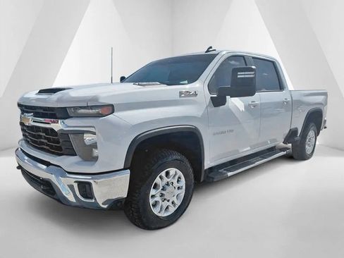 Used 2025 Chevrolet Silverado 2500 LT AWD/4WD image 3
