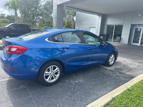 Used 2017 Chevrolet Cruze LT w/ Convenience Package FWD image 3