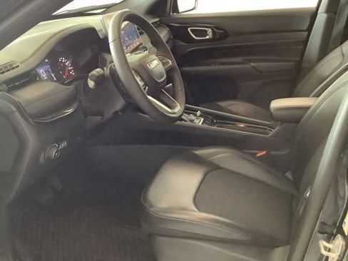 Certified 2025 Jeep Compass Latitude w/ Convenience Group AWD/4WD image 13