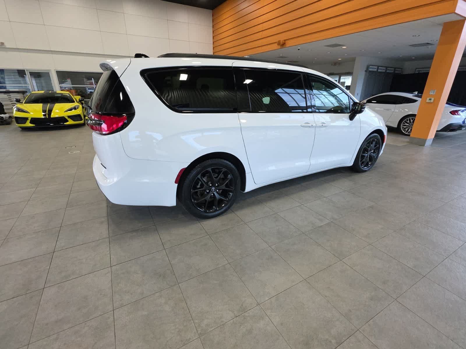Used 2025 Chrysler Pacifica Limited FWD image 8