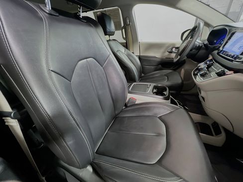 Used 2024 Chrysler Pacifica Touring-L image 31