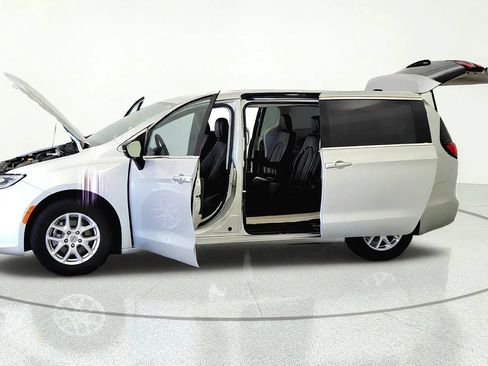 Used 2024 Chrysler Pacifica Touring-L FWD image 9