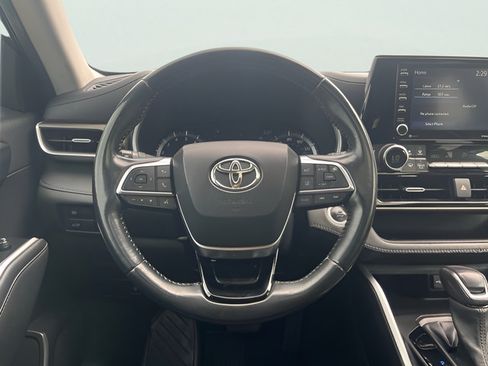 Used 2021 Toyota Highlander XLE FWD image 18