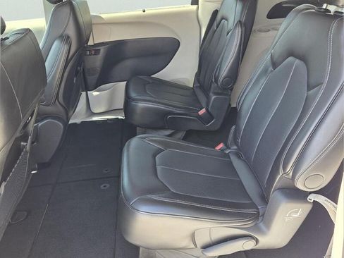 Certified 2024 Chrysler Pacifica Touring-L FWD image 12