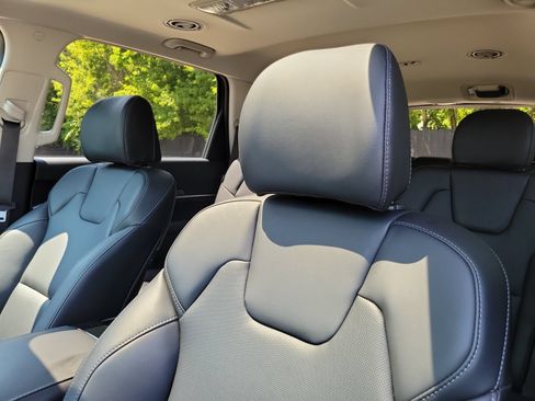 Used 2025 Kia Telluride S FWD image 12