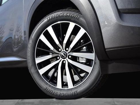 New 2025 Nissan Pathfinder Platinum image 3