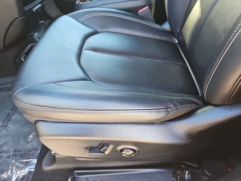 Used 2025 Chrysler Pacifica Select image 30